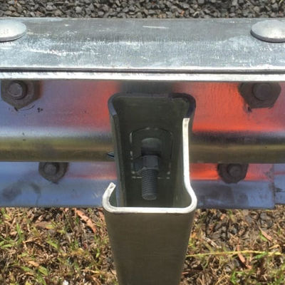 Προσαρμοσμένο C Post για ζεστό βύθιση Ζυγισμένο Highway Guardrail Εγγυημένη αντι-διάβρωση